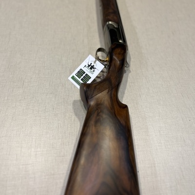 Espingarda com coronha em madeira polida e cano metálico