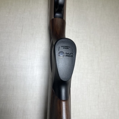 Espingarda com madeira escura e corpo preto com texto Legno Bozzi