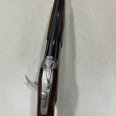 Espingarda de caça com canos duplos e acabamento em metal prateado