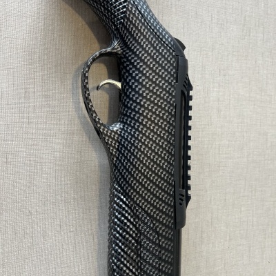 Arma de fogo com empunhadura em padrão tipo fibra de carbono cinzento e preto