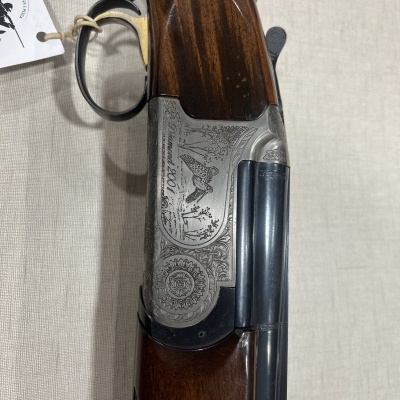 Rifle de caça em madeira e metal gravado com desenhos de aves