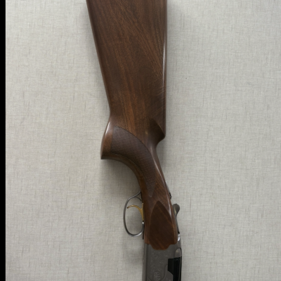 Espingarda com coronha em madeira castanha e parte metálica cinza