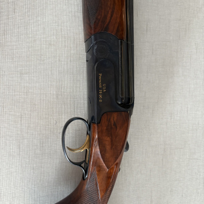 Espingarda de madeira castanha e metal preto com gravação USA Perazzi MXX-2
