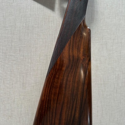 Espingarda com coronha em madeira castanha escura e etiqueta RIZZINI