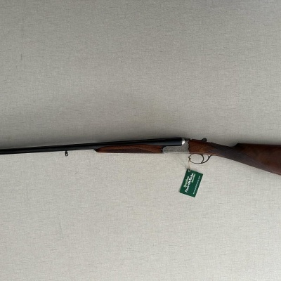 Espingarda de canos duplos com madeira castanha e metal preto