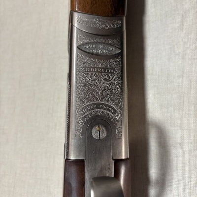 Espingarda com cabo de madeira castanha e placa metálica gravada com textos