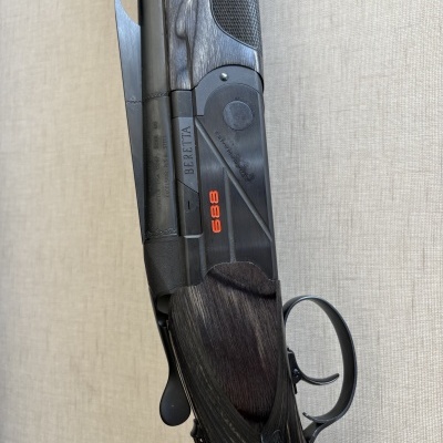 Espingarda semiautomática Beretta modelo 688 com madeira escura e metal preto fosco