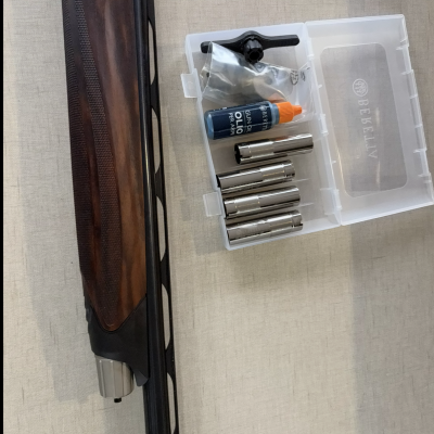 Espingarda com acessórios e óleo para armas em caixa plástica