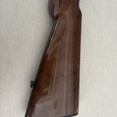 Empunhadura traseira de arma de madeira castanha polida