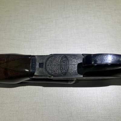 Espingarda com madeira castanha escura e gravura metálica com texto