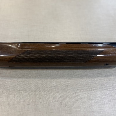 Parte inferior de madeira de arma de fogo com textura e partes metálicas