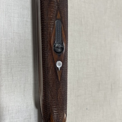 Espingarda com cabo de madeira trabalhada e seletor metálico