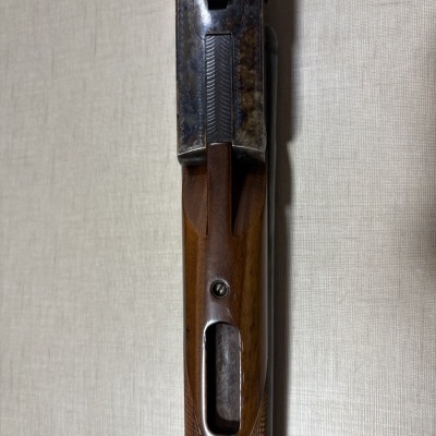 espingarda de madeira e metal com pátina e detalhes gravados