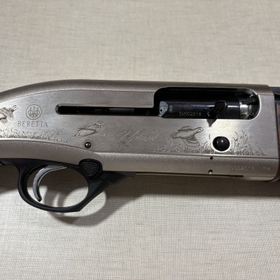 Rifle semi-automático Beretta com gravações de aves e texto Upland 4000