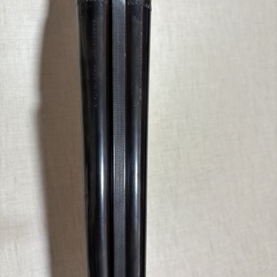 Canos de espingarda dupla de metal com gravuras e inscrições