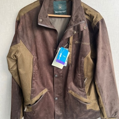 Casaco castanho bicolor Deerhunter em camurça pendurado em cabide