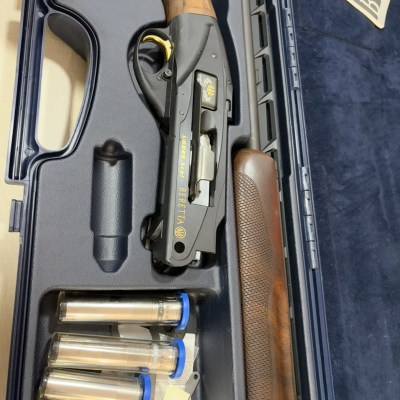 Espingarda Beretta UGB25 Xcel com coronha de madeira num estojo azul