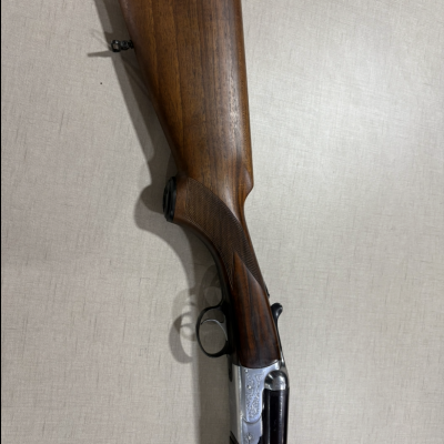 Espingarda de caça em madeira castanha e metal prateado com gravações