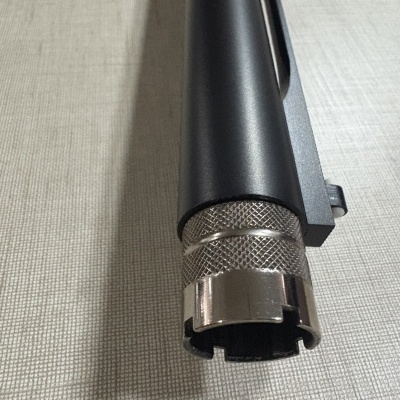 Detalhe de cano de arma de fogo com acabamento metálico e preto