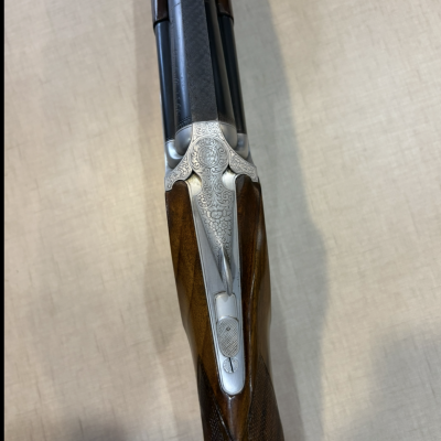 Espingarda dupla com detalhes em madeira e metal gravado