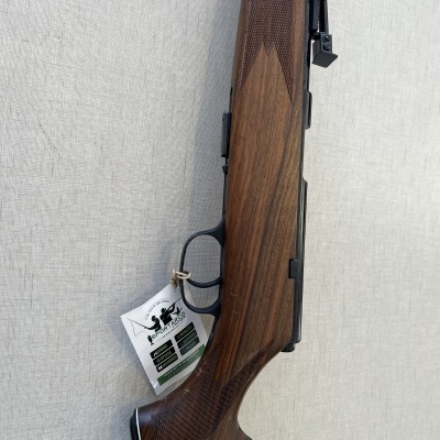 Carabina em madeira com gatilho e etiqueta pendurada