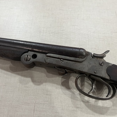 Espingarda de cano duplo em metal e madeira com gatilho duplo