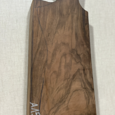 Coronha de espingarda de madeira com inscrição A150