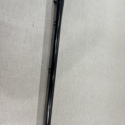 Bocal longo preto sobre superfície clara