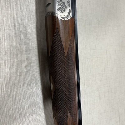 Espingarda com cabo de madeira e cano metálico gravado