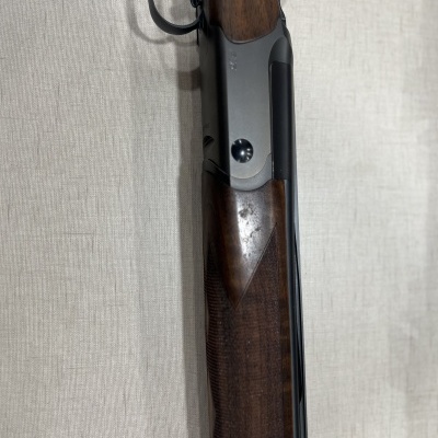 Espingarda de madeira e metal sobre superfície clara