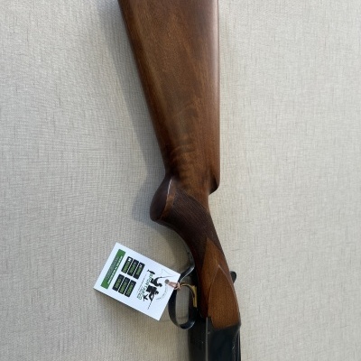 Espingarda com coronha em madeira castanha e etiqueta pendurada