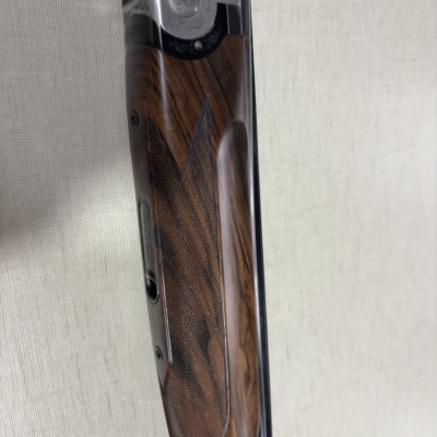 Corpo de carabina ou espingarda com coronha em madeira e metal gravado