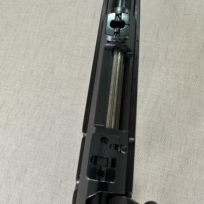 Rifle de caça ou desportivo preto com ação de ferrolho visível