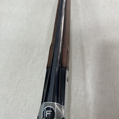 Espingarda de cano duplo com madeira e metal preto