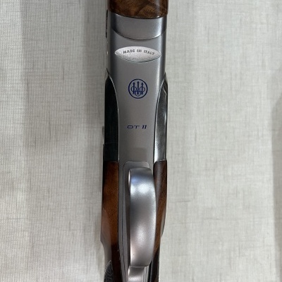 Parte superior de espingarda Beretta DT 11 em madeira e metal cinza