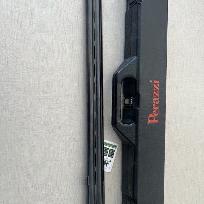 coronha de espingarda cinza e caixa preta com logótipo Perazzi