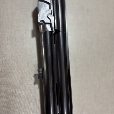 Estrutura metálica e canos pretos de arma de canos duplos.