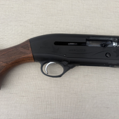 Parte central de espingarda Beretta Ultra Lite de madeira escura e metal preto