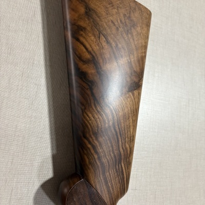 Coronha de espingarda em madeira castanha com veios e acabamento polido