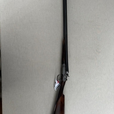Espingarda de canos duplos com coronha em madeira e canos pretos