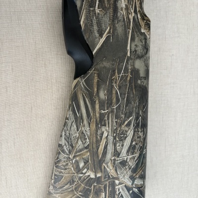 Coronha com padrão camuflado e detalhes em plástico preto