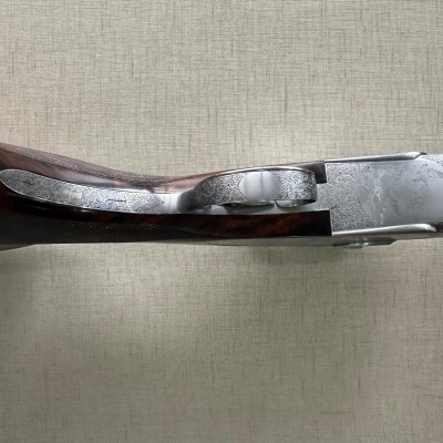 Arma de fogo cano duplo com coronha madeira e acabamento metálico gravado