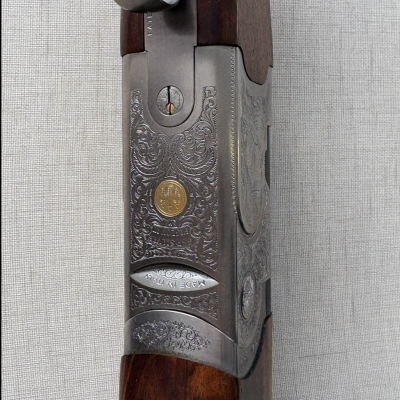 Espingarda com caixa metálica gravada e guarda-mão em madeira