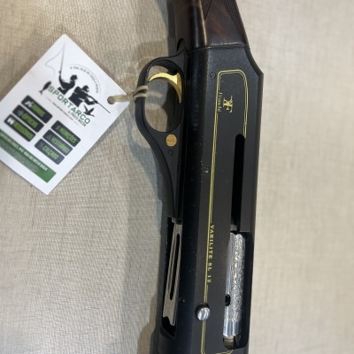 Espingarda de caça em madeira e metal preto com detalhe dourado