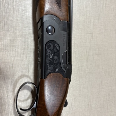 Espingarda Beretta com madeira e metal preto gravado