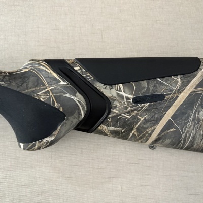 Espigão de arma camuflado com apoios pretos