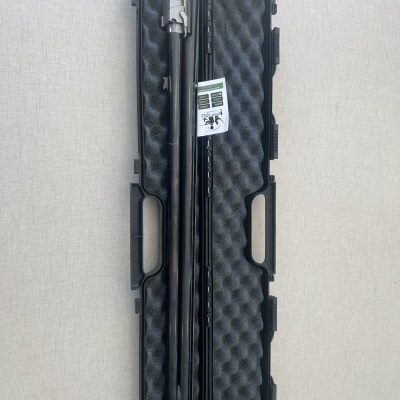 Mala rígida preta aberta com interior acolchoado e objeto preto longo dentro