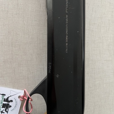 Arma Benelli Armí Turino preta com punho em madeira castanha e etiqueta SPORTAR