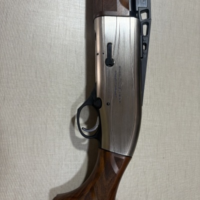 Espingarda corpo metálico e madeira trabalhada com textos Pro MX cell 12 GA MULTITARGET