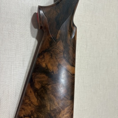 Cabo de arma de fogo em madeira castanha com textura antiderrapante